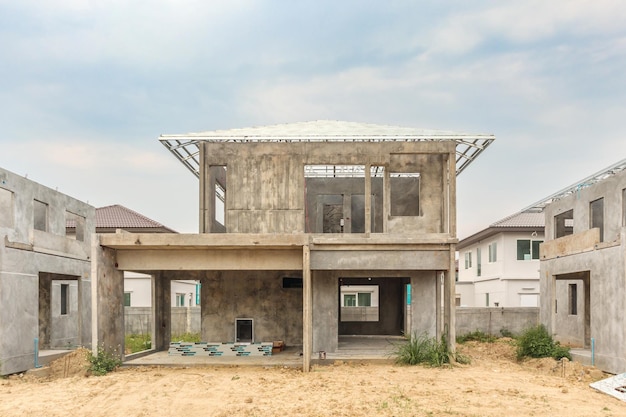 Construction d'une nouvelle maison résidentielle avec système de préfabrication en cours sur le chantier