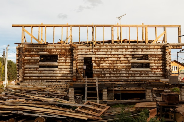 Construction d'une nouvelle maison en rondins. Construction inachevée. Une maison en rondins sans toit.