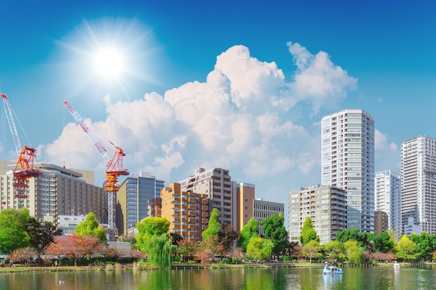 Construction nouvelle ville moderne avec espace vert pour un bon environnement