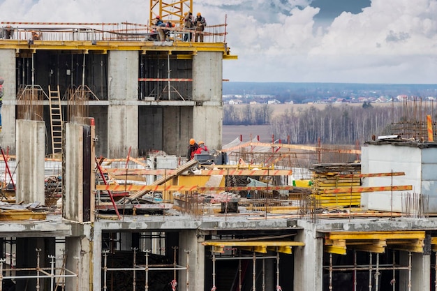 Construction à Ossature Monolithique Du Bâtiment Travailleurs Travaillant Sur Le Chantier à La Maison Le Cadre Pour Les Murs Coffrage Pour Murs En Béton Gros Plan