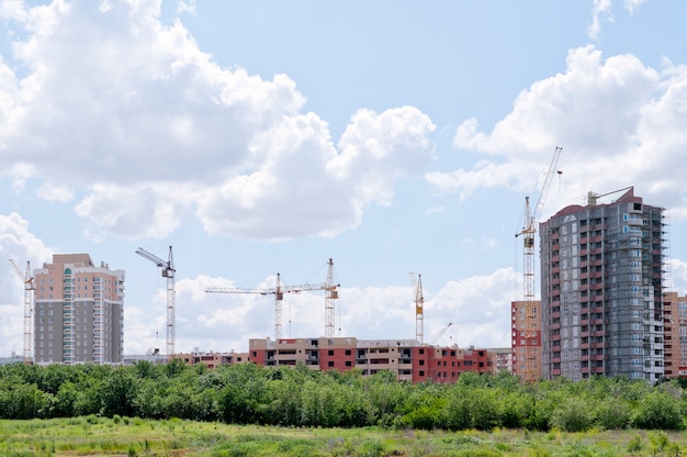 Construction à la périphérie de la ville