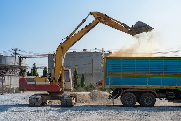 Photo la construction en pierre de la chargeuse de l'excavatrice au camion l'excavatrice fait de la saleté ou de la poussière pm 25 micro provoque la pollution de l'air