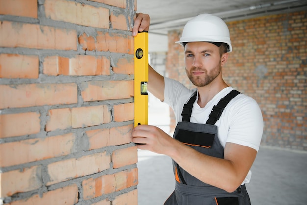 Construction de profession et ouvrier du bâtiment ou constructeur en casque