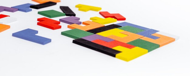 Construction de puzzle Tetris Jeu de stratégie en bois pour enfants Compétences logiques intellectuelles et concept de développement des capacités de résolution de problèmes