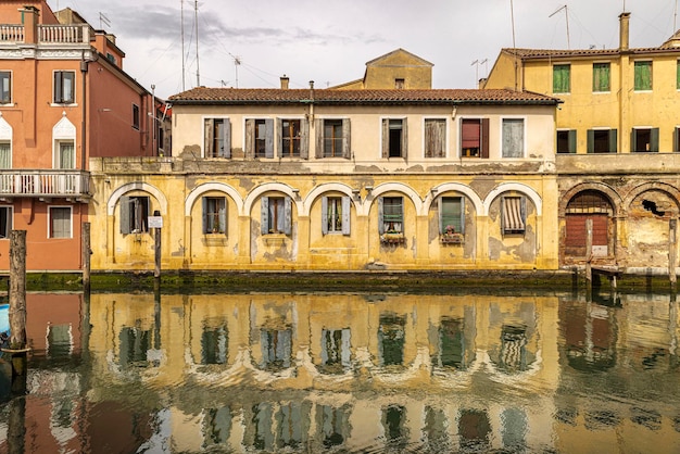 Construction reflétée dans les canaux de Chioggia