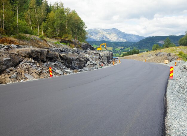 Construction de routes Couche d'asphalte frais sur une route de montagne en Norvège