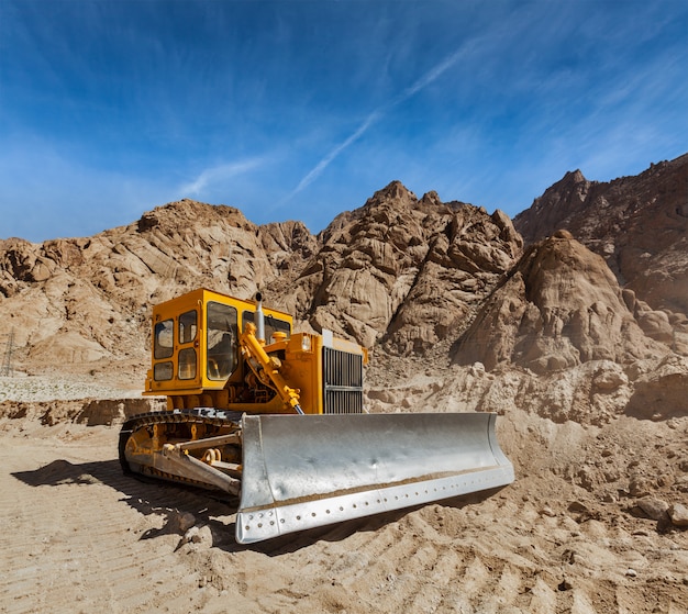 Construction de routes dans l'Himalaya