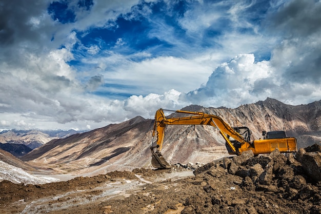 Construction de routes dans les montagnes de l'Himalaya