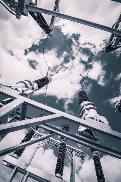 Construction d'une sous-station de transport d'électricité sur fond de ciel gris