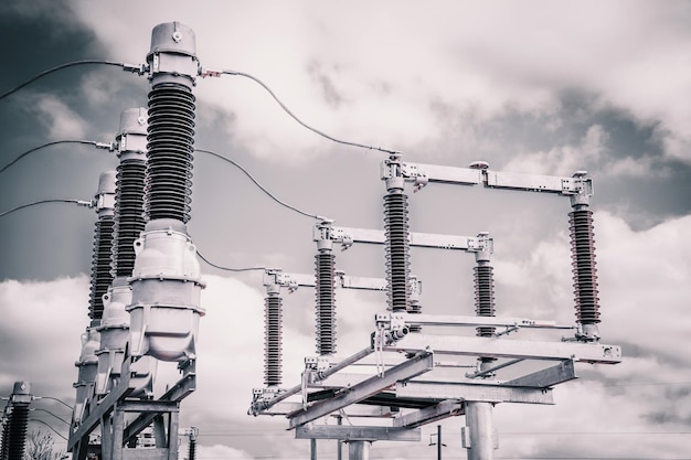 Construction d'une sous-station de transport d'électricité sur fond de ciel gris