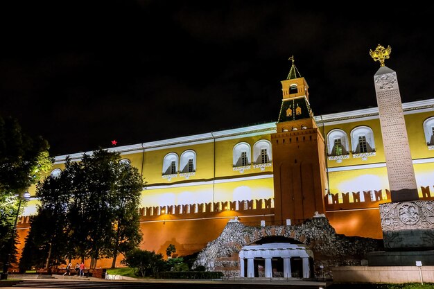 Construction de la Srednyaya Arsenalnaya Bashnya d'Aleksandrovskiy Sad la nuit