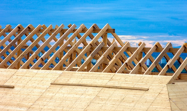 Construction de toiture. Construction de maison à ossature de toit en bois