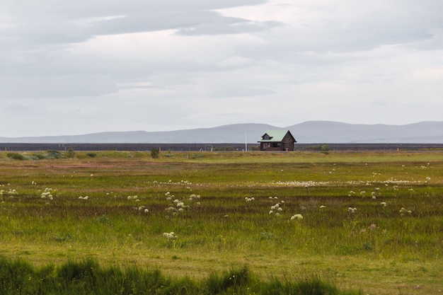 Constructions en bois isolées d'un camping en Islande