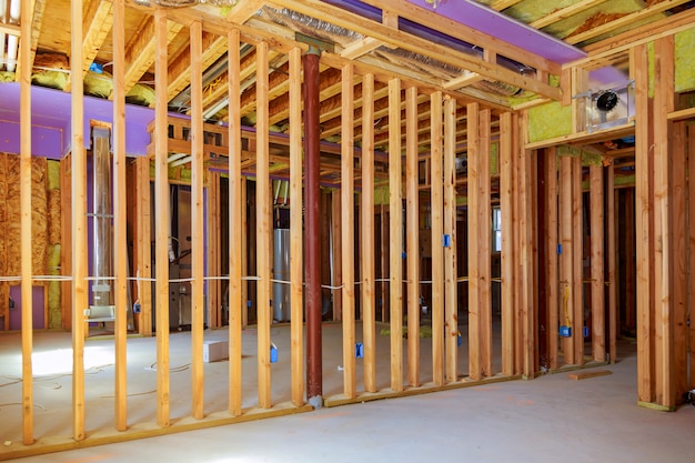 Construire le cadre d&#39;une maison en bois. à l&#39;intérieur du cadre. Planches pour revêtements de sol, murs pare-vapeur.