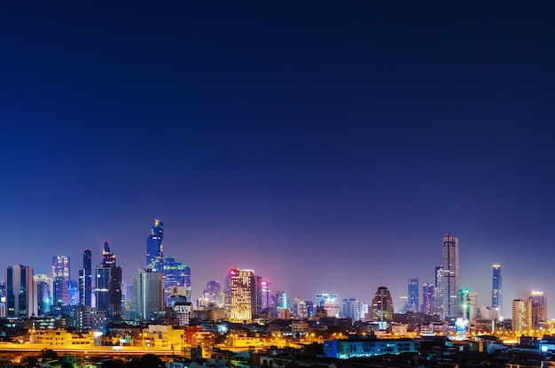 Construire avec ciel la nuit à Bangkok, Thaïlande