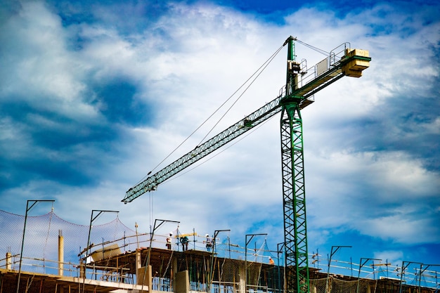 Construire avec une grue de construction. Paysage au coucher du soleil et grues et bâtiments de construction.