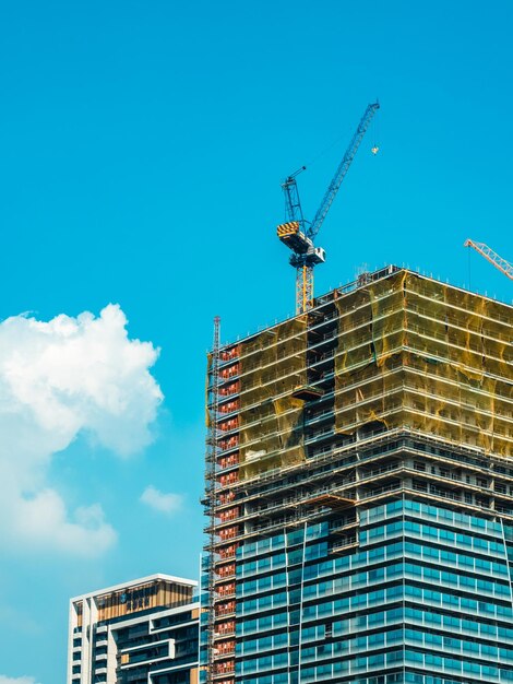 Photo construire des grues et des gratte-ciel en cours de construction