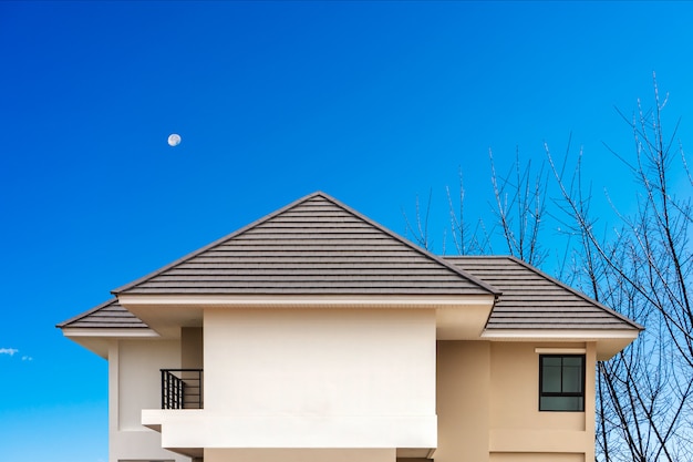 Construire un nouveau toit de maison avec le ciel bleu ..