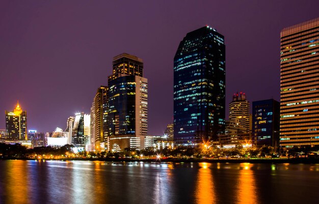 Construire la nuit Vue nocturne de Bangkok depuis le lac Ratchada