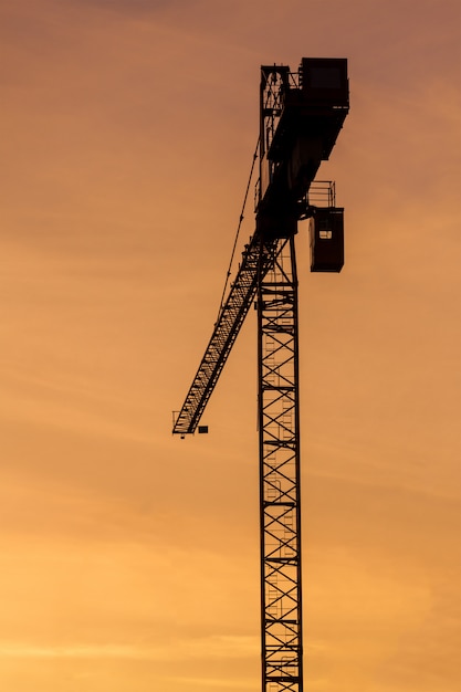 Construire des silhouettes de grue dans le ciel