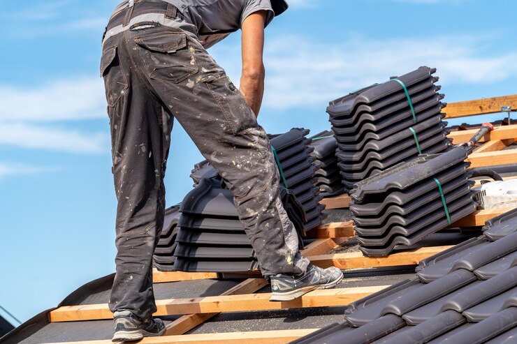 Photo construire un toit en carreaux de céramique sur une nouvelle maison de famille un artisan sur le chantier