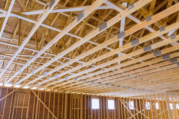 Construit avec des cadres en bois sous des poutres de cadrage sur le chantier de construction