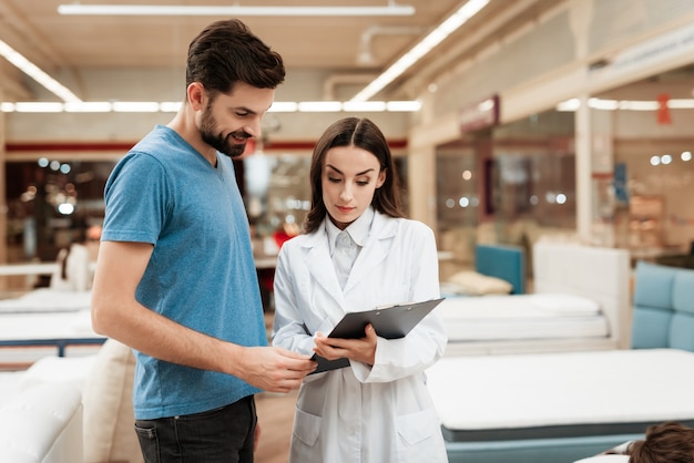 Consultant discutant des détails de l'achat avec l'homme