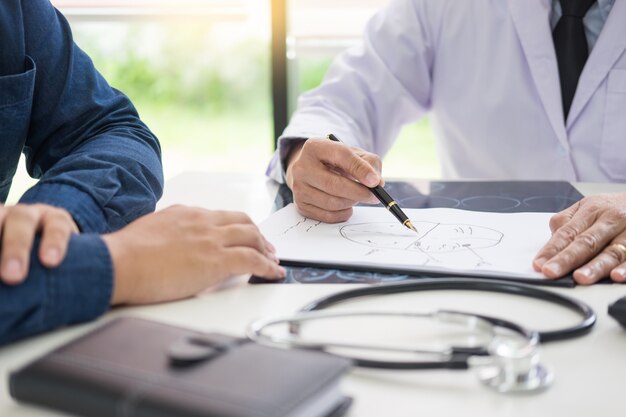 La consultation du médecin porte sur le patient et explique le diagnostic de l&#39;information