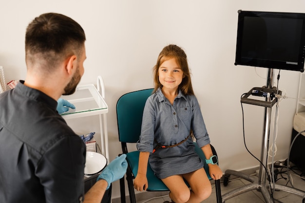 Consultation d'un enfant avec un oto-rhino-laryngologiste pédiatrique dans une clinique médicale Examen du nez de l'enfant