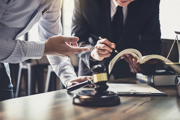 Photo consultation d'un homme d'affaires et d'un avocat ou d'un juge conseiller ayant une réunion d'équipe