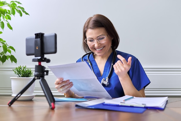 Consultation de médecin en ligne femme parlant avec un patient à l'aide d'un appel vidéo