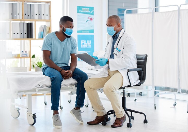 Photo consultation d'un médecin et résultats covid sur presse-papiers avec un homme noir pour un test ou un examen de contrôle professionnel de la santé et liste de contrôle pour obtenir des conseils, un diagnostic ou des informations en clinique