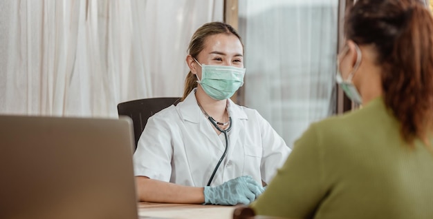 Consultation médicale sur la fièvre virale avec un patient à l'hôpital. Coronavirus, covid-19, Travail à domicile, Distanciation sociale, Quarantaine, Concept de prévention des infections.