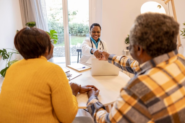 Photo consultation médicale d'un médecin de couple âgé le médecin discute des problèmes de santé avec le couple de personnes âgées