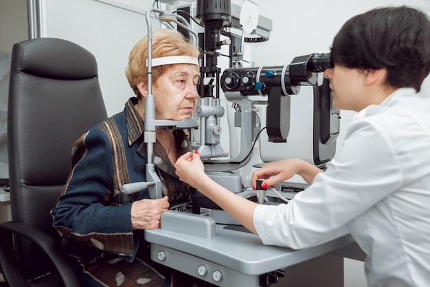 Consultation avec un ophtalmologiste.