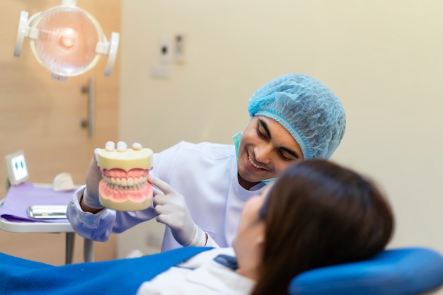 Photo consultez le dentiste au sujet de l'orthodontie.