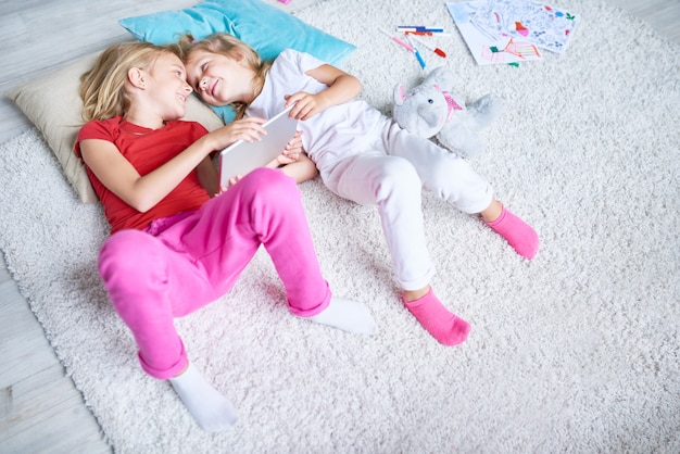 Photo contact avec les yeux des petites soeurs mignonnes