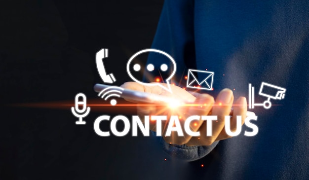 Photo contactez-nous ou notre hotline d'assistance client où les gens se connectent et appuyez sur l'icône de contact sur l'écran virtuel contactez-nous 24 heures