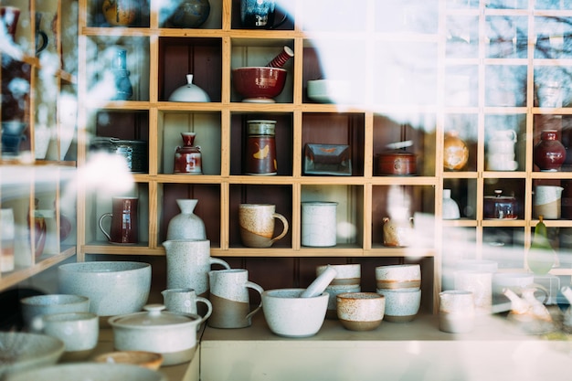 Photo containers en céramique disposés sur des étagères dans un magasin