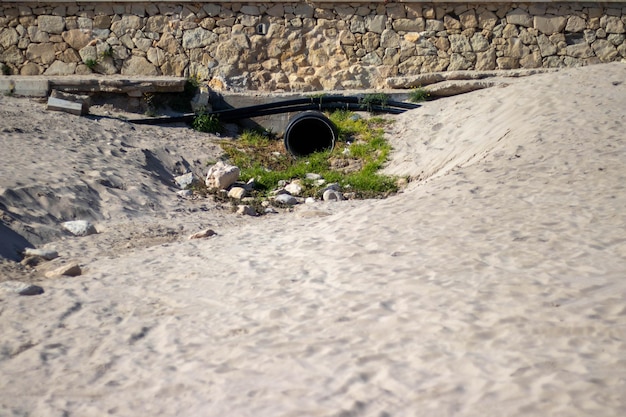 Contamination mondiale des canalisations échouée sur la plage avec de la saleté