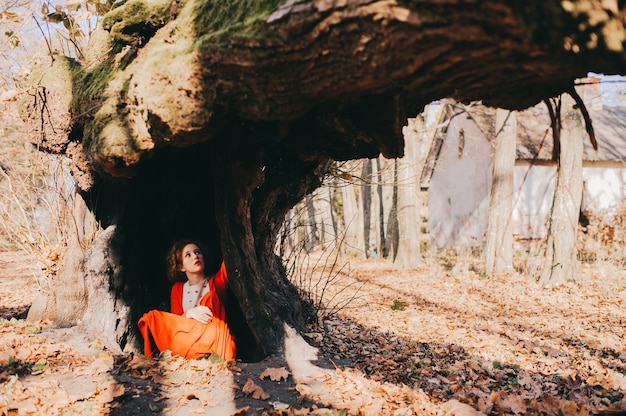 Photo conte. fantastique fille roux dans une forêt mystérieuse