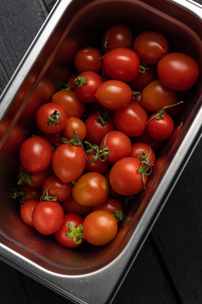 Un contenant de tomates avec la tige sur la tige