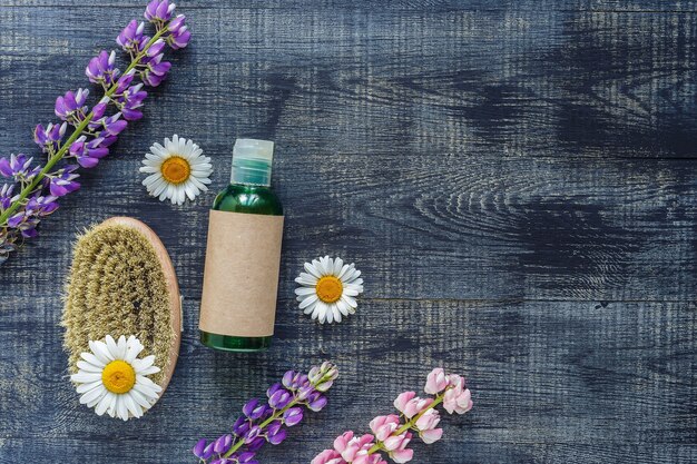 Contenants de bouteilles cosmétiques avec des fleurs de camomille hermales Étiquette vierge pour la maquette de marque, concept de produit de beauté biologique naturel. Fait à la main, fraîcheur.