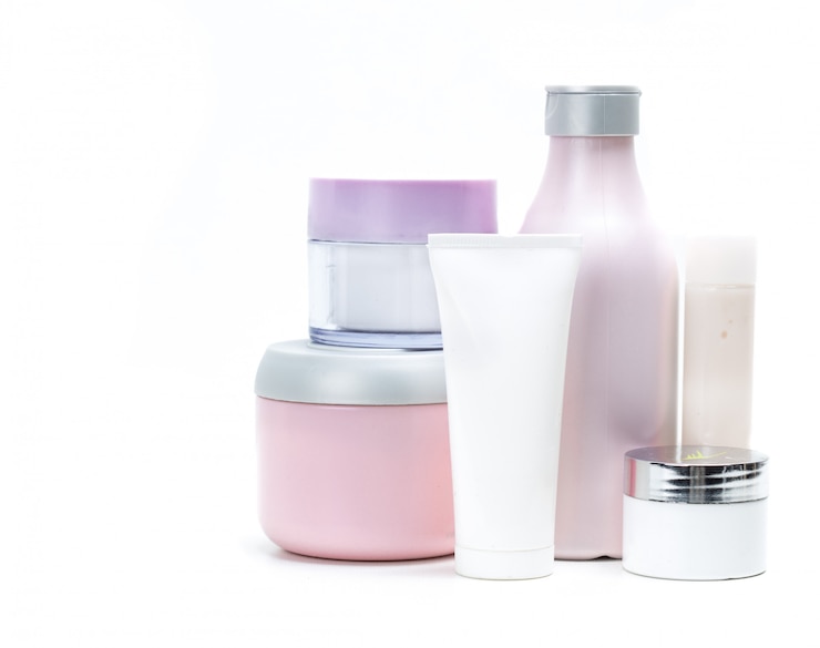 Photo contenants de cosmétiques isolés sur blanc