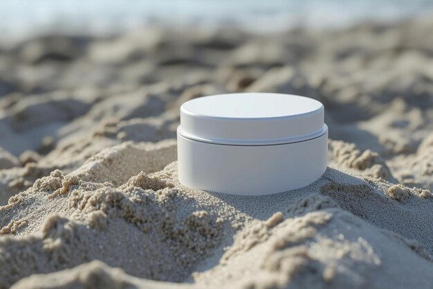 un conteneur blanc posé au sommet d'une plage de sable