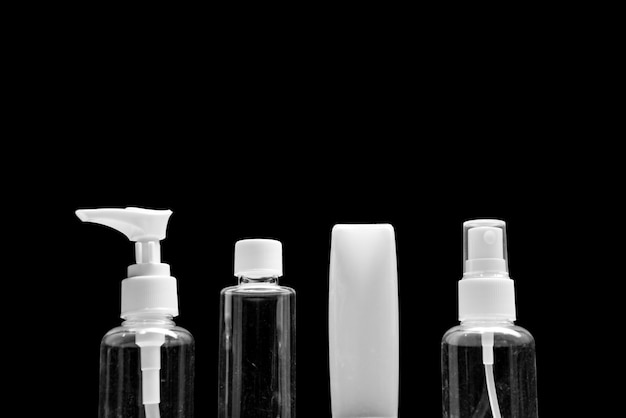 Conteneur de bouteille cosmétique vide isolé sur fond noir