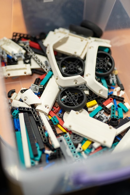un conteneur contenant des pièces de rechange pour la construction de divers robots