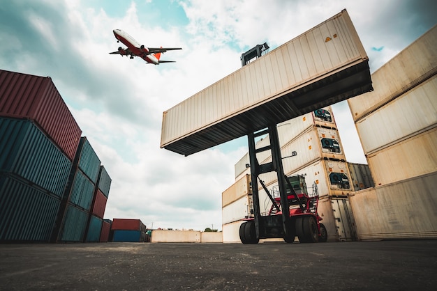 Conteneur de fret pour l'expédition à l'étranger dans un chantier naval avec avion dans le ciel.