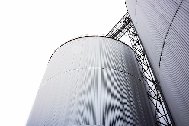 Le conteneur Silo Metal Sheet s'installe sur le sol avec un fond blanc