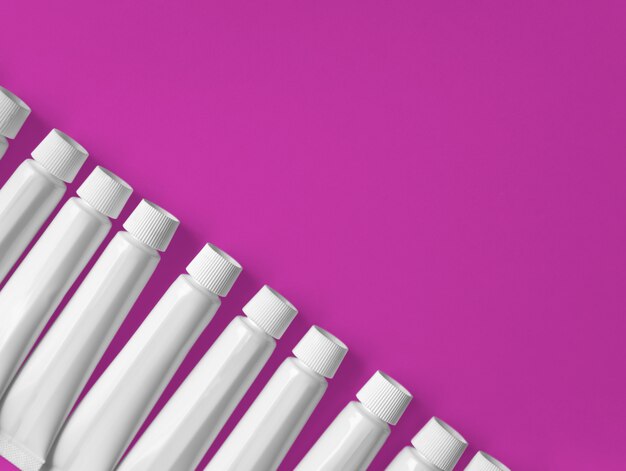 Conteneur de tubes blancs isolés sur rose